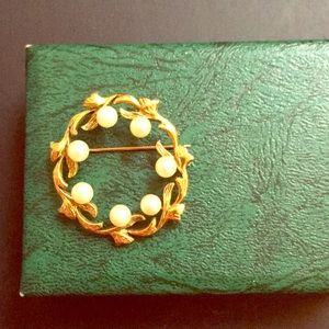 Vintage lapel pin. One inch diameter.